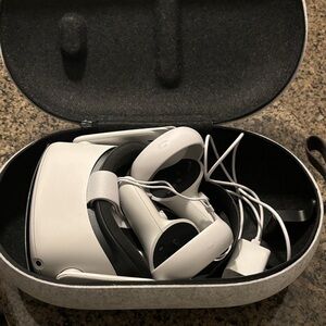 Oculus White VR Headset with Controllers